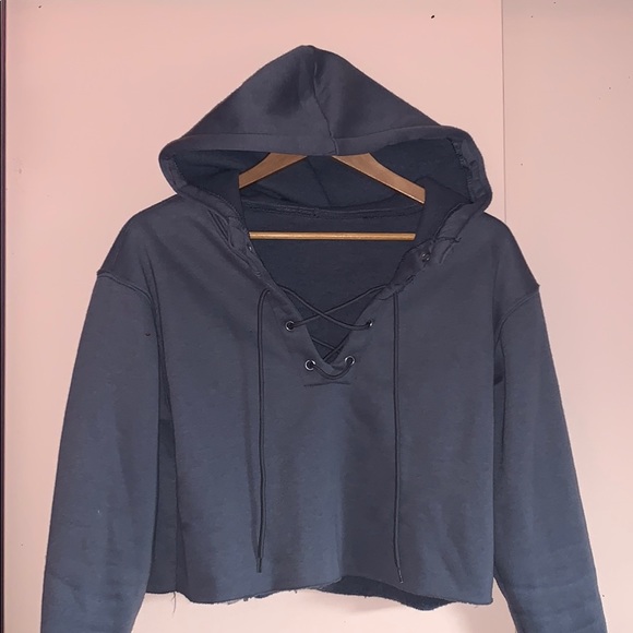 CROPPED HOODIE W LACE UP DRAWSTRING 🤍 - Picture 1 of 2